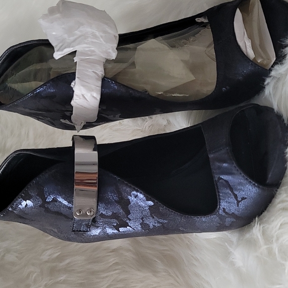 Shoes - Picture 2 of 4